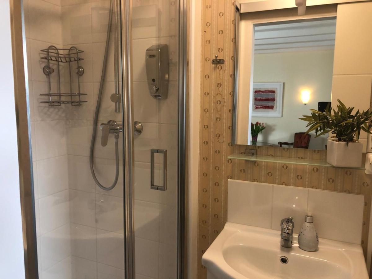 Rhein River Guesthouse - Direkt Am Rhein 勒沃库森 外观 照片