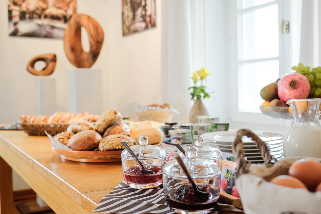 Rhein River Guesthouse - Direkt Am Rhein 勒沃库森 外观 照片