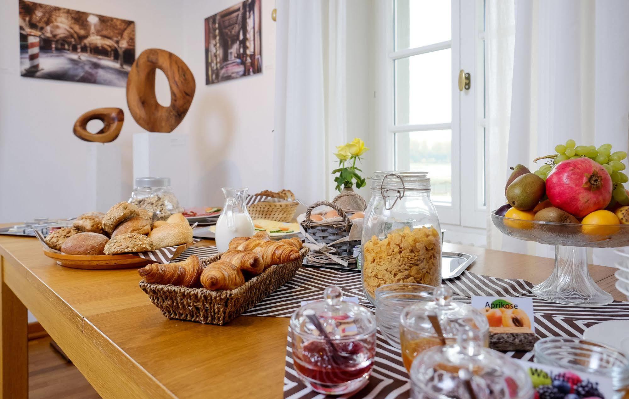 Rhein River Guesthouse - Direkt Am Rhein 勒沃库森 外观 照片